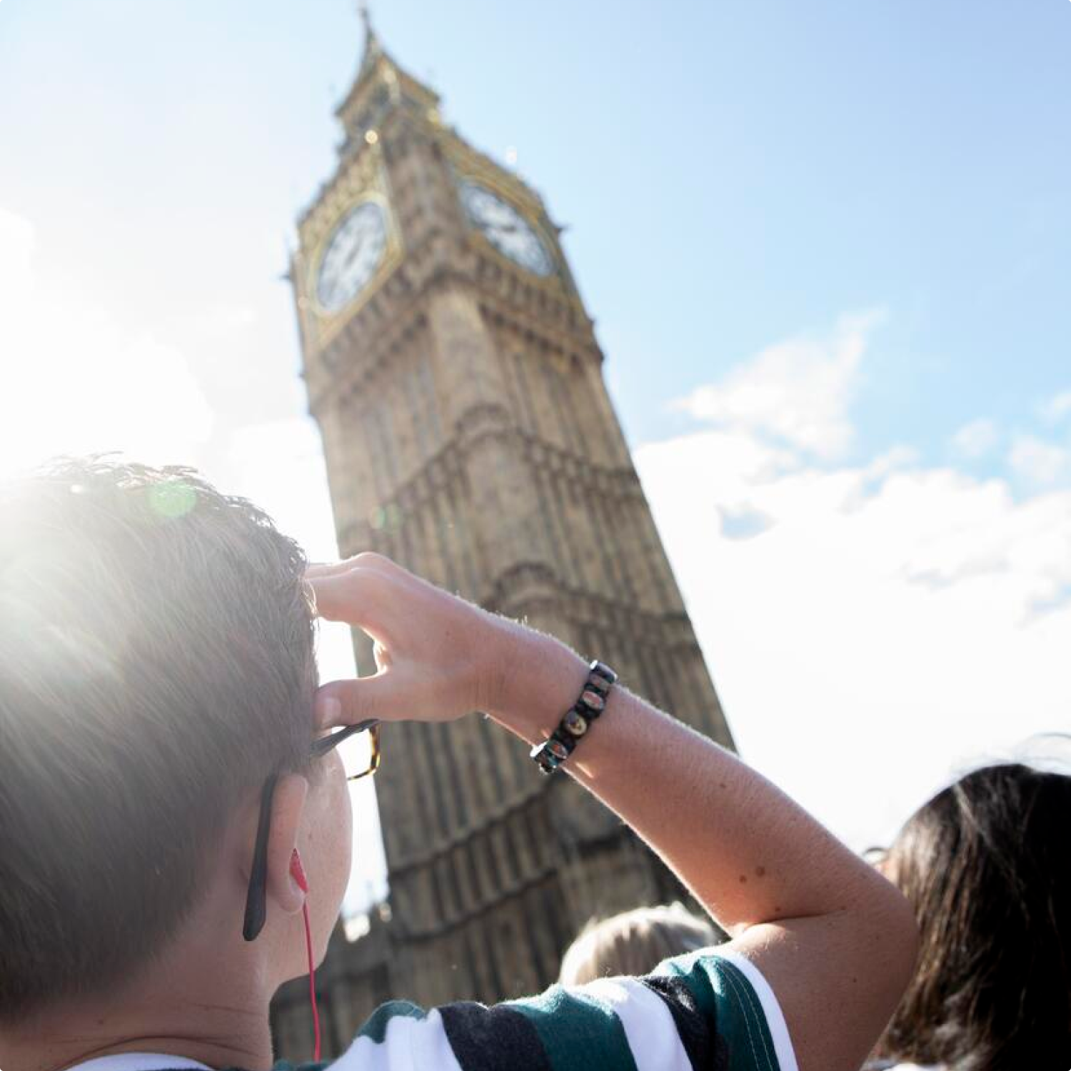 Niño mirando el big ben