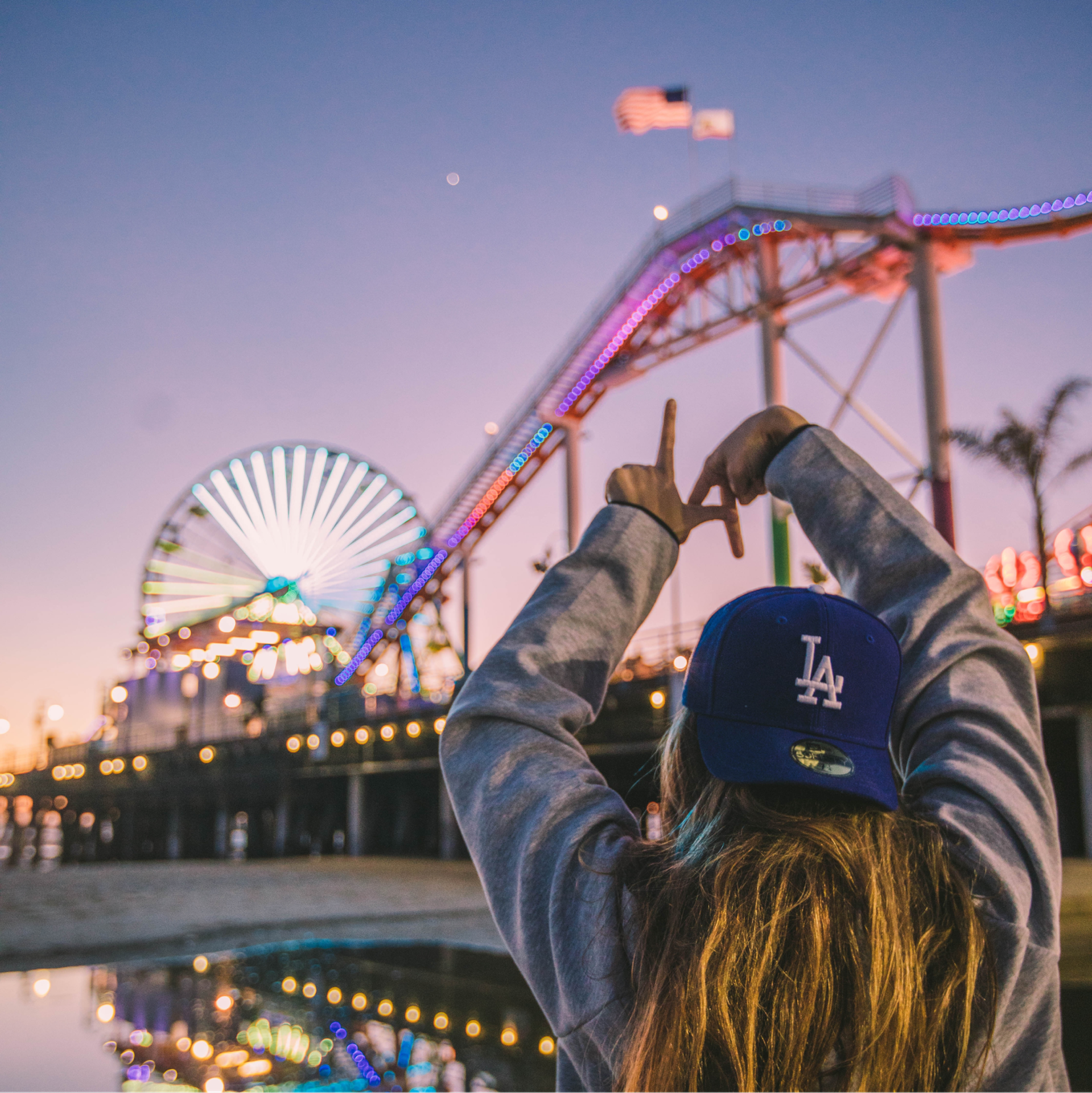 Un étudiant dans un parc d'attractions