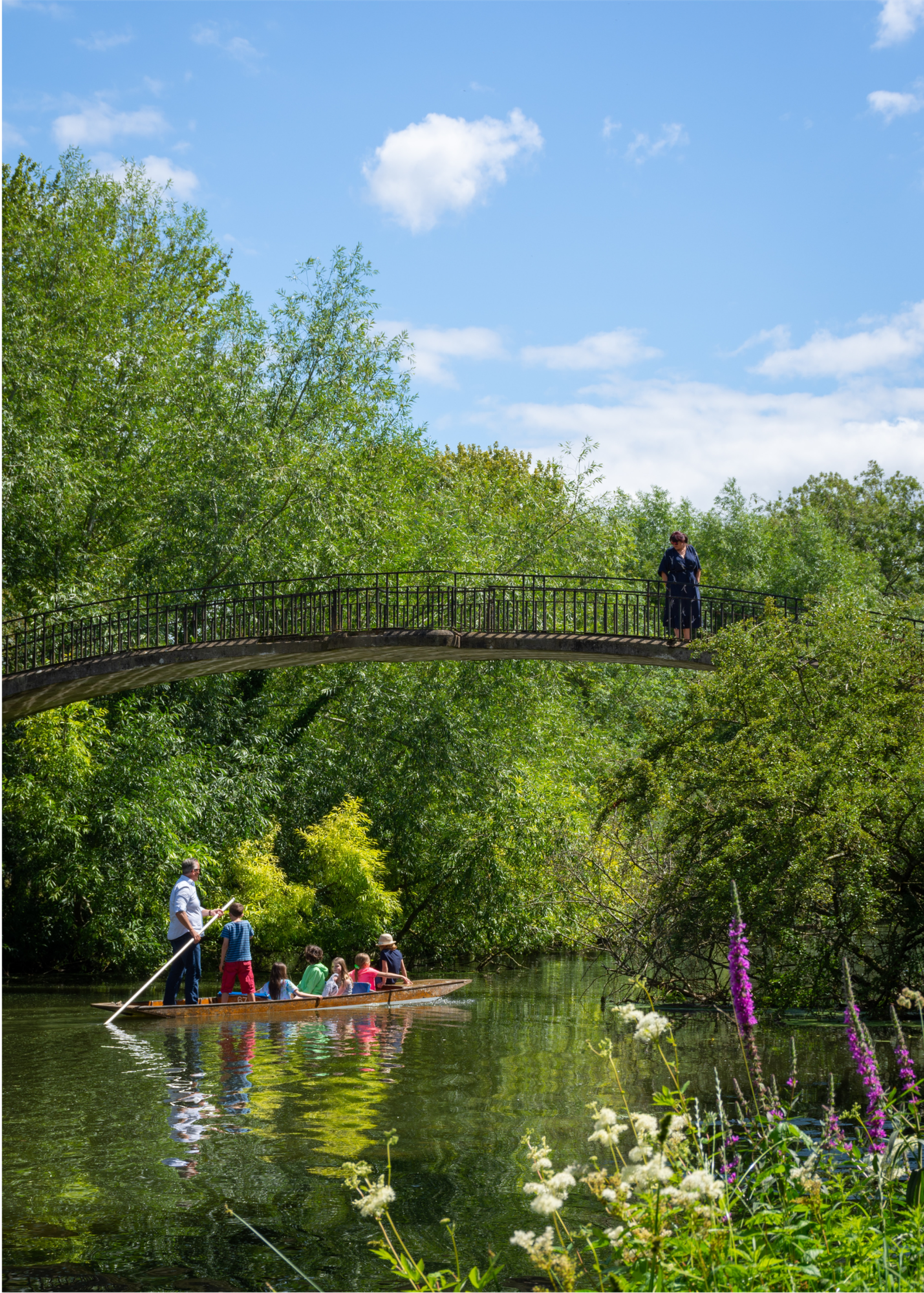 Un étudiant profite d'une promenade en bateau