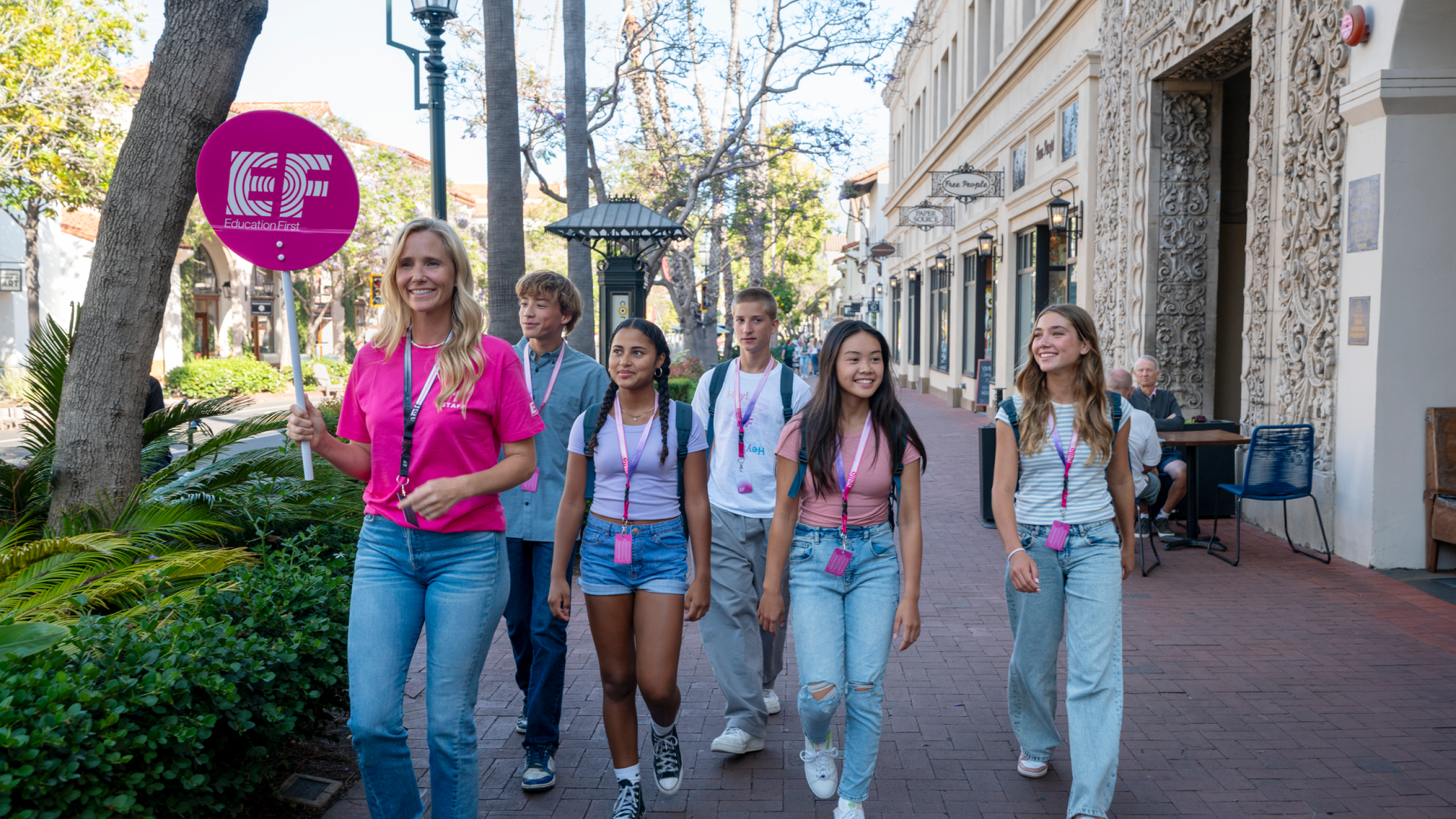Gruppenleiter mit Schülern beim Gehen