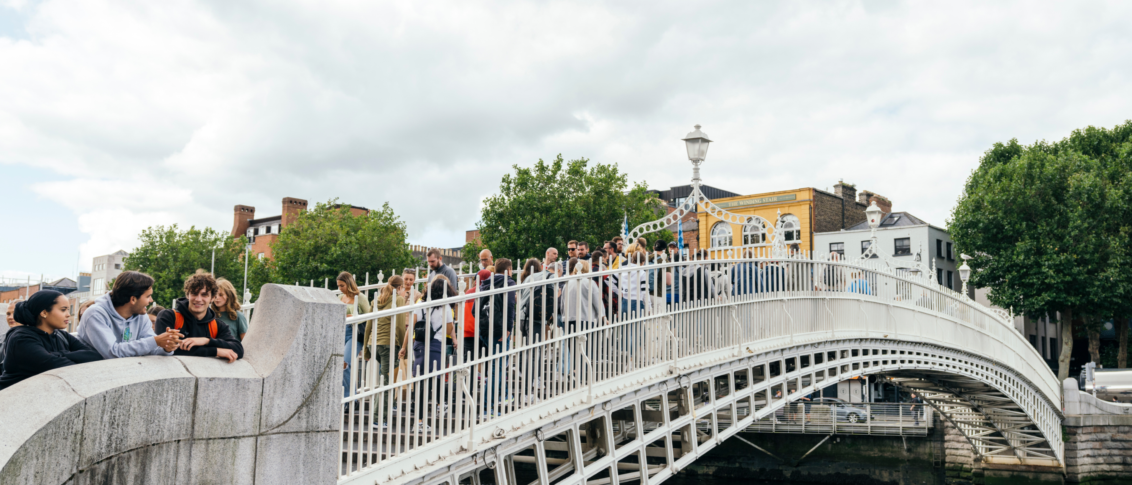 Étudiants sur le pont Ha'penny