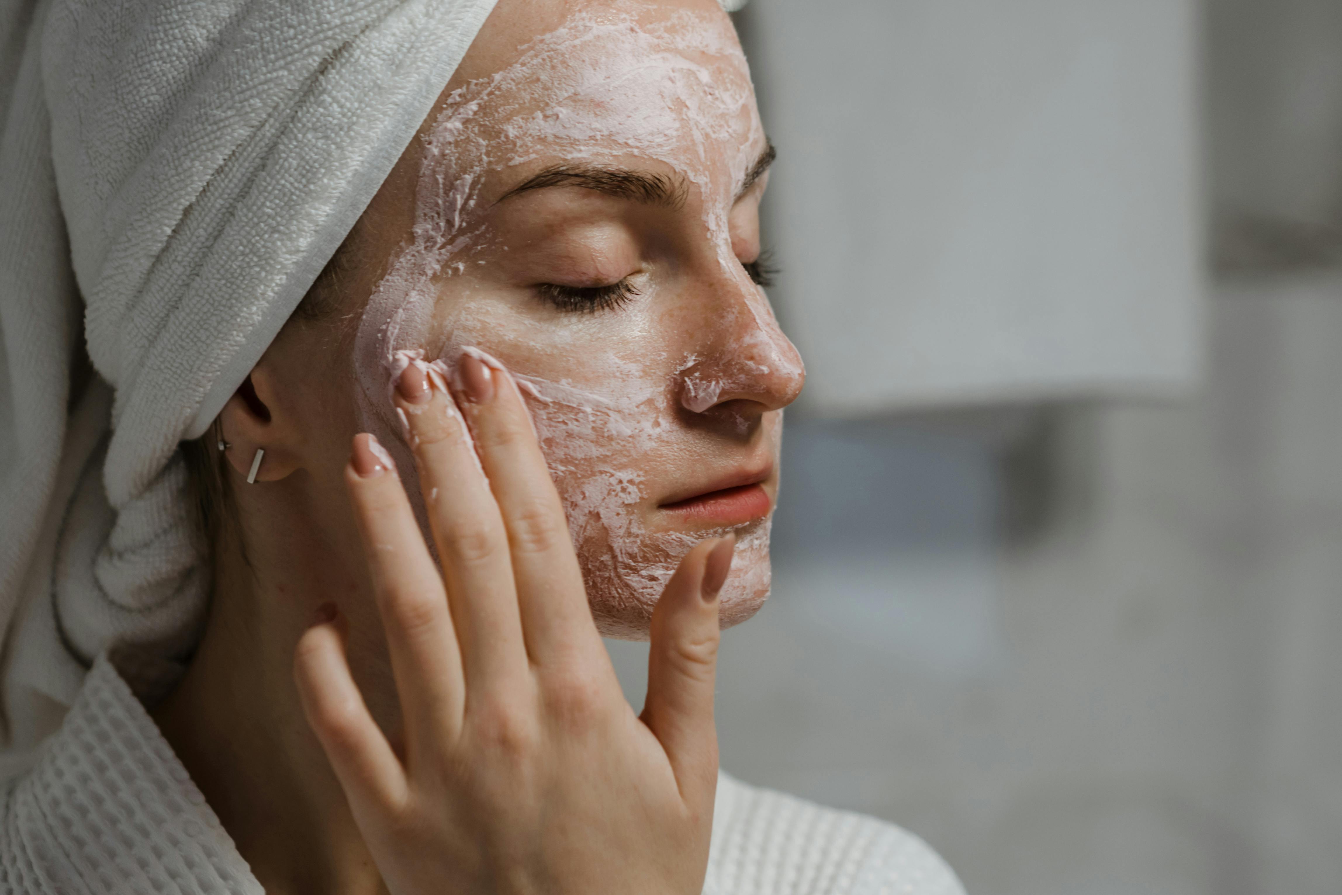 Eine Frau trägt Creme auf, um eine gute Gesichtsbehandlung zu erhalten
