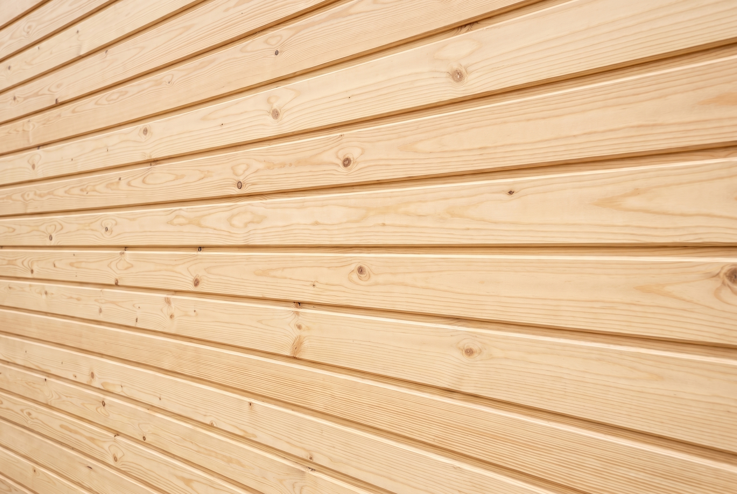 Nahaufnahme einer Holzfassade aus nordischem Premiumholz
