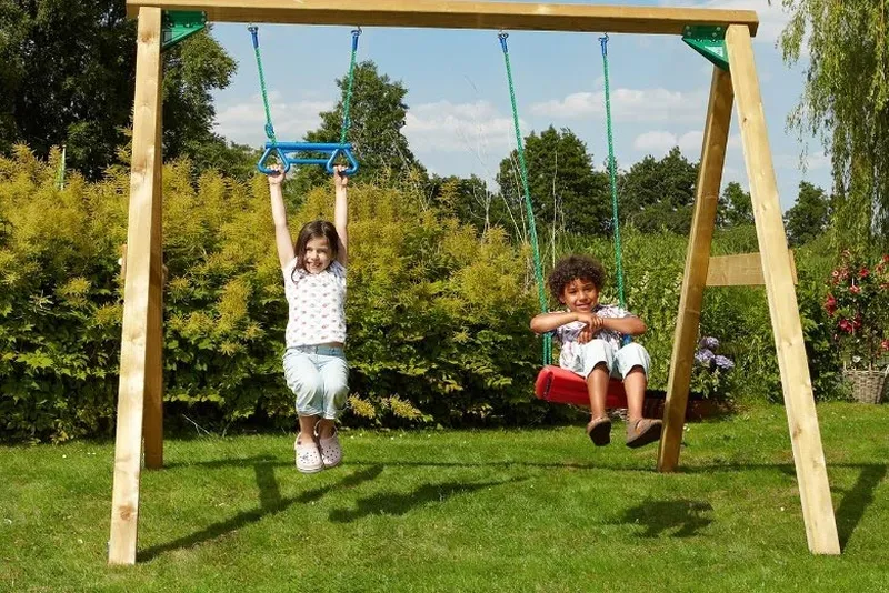 Enfant sur une balançoire