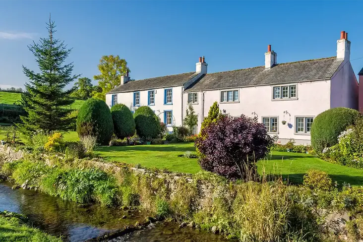 idyllic houses in the english countryside