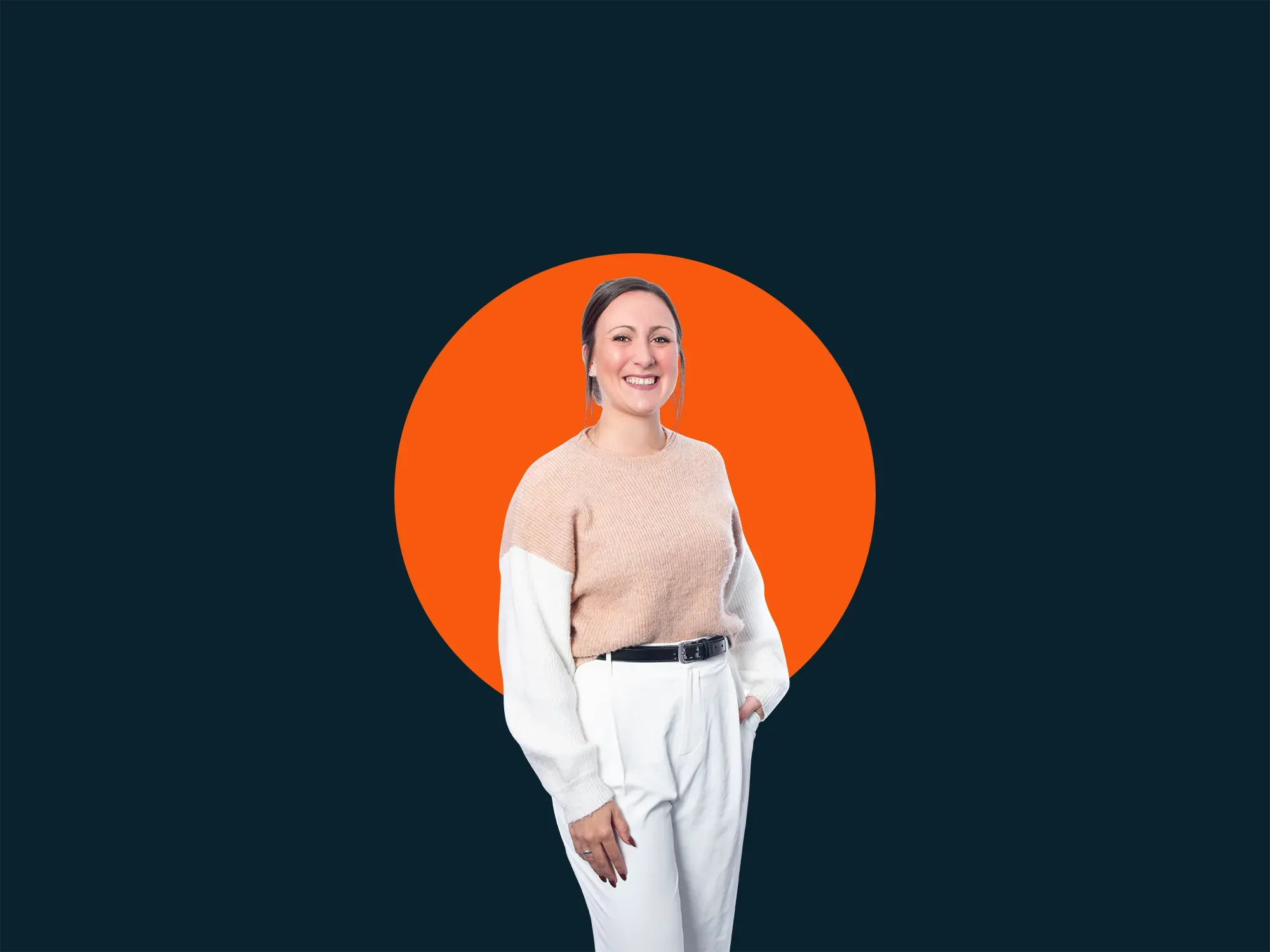 Smiling woman in beige sweater and white pants, standing in front of an orange circle on a dark blue background.