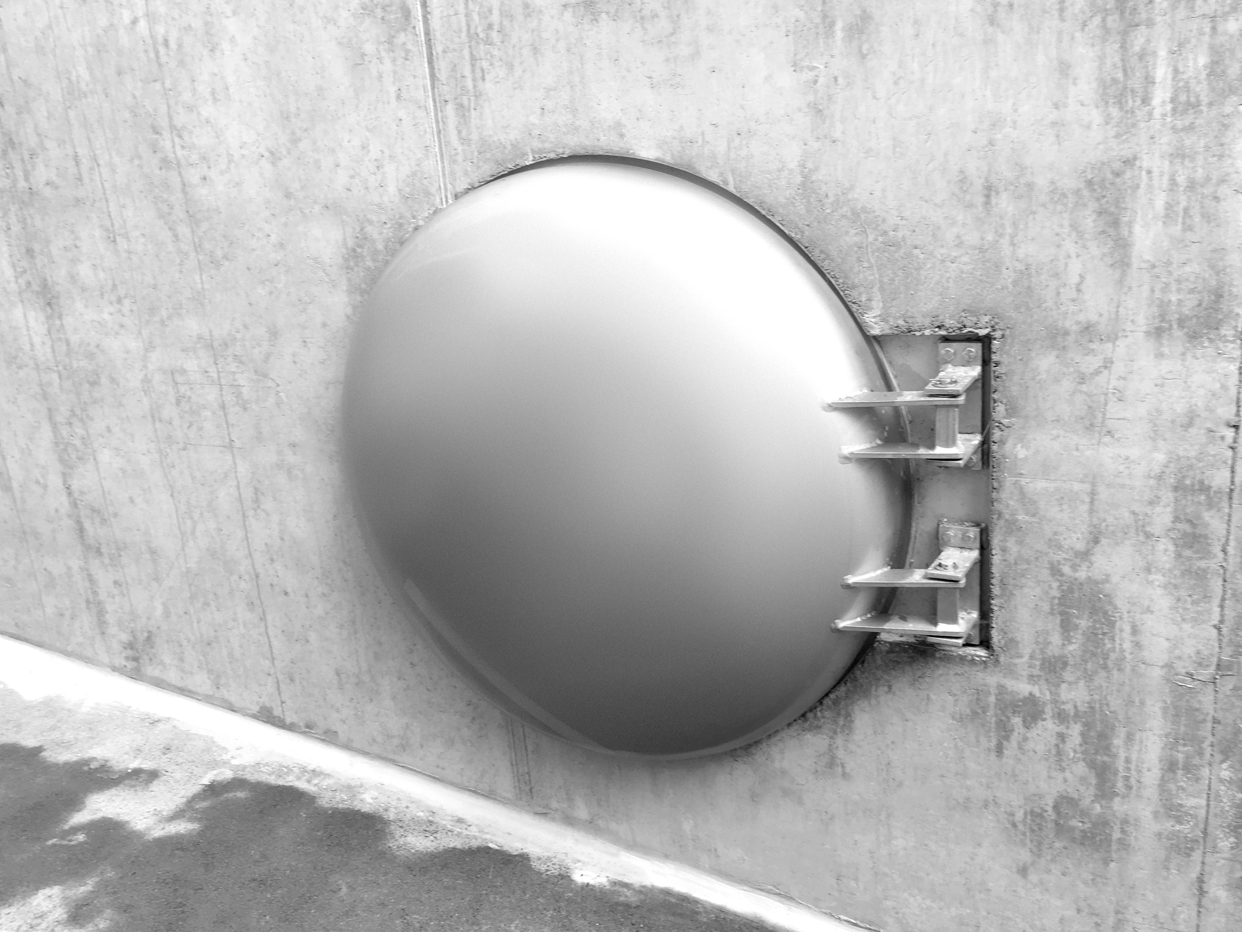 Zwei Schachtabdeckungen