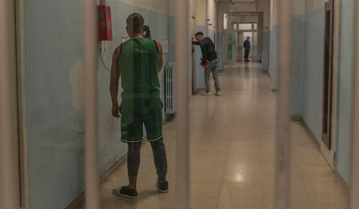 Crescere “dentro le mura” e fuori. Aspetti della condizione degli adolescenti che interessano la scuola