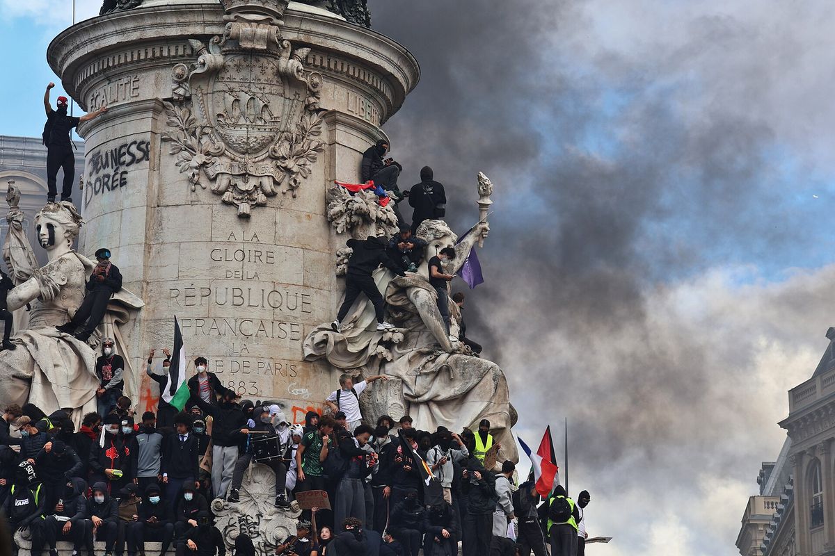 L'onda lunga delle barricate: quando le piazze francesi contagiano l'Europa