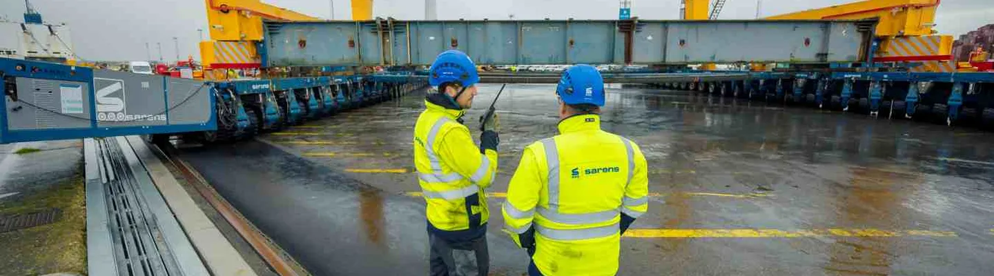Two Sarens employees working together on site as part of heavy lifting operations
