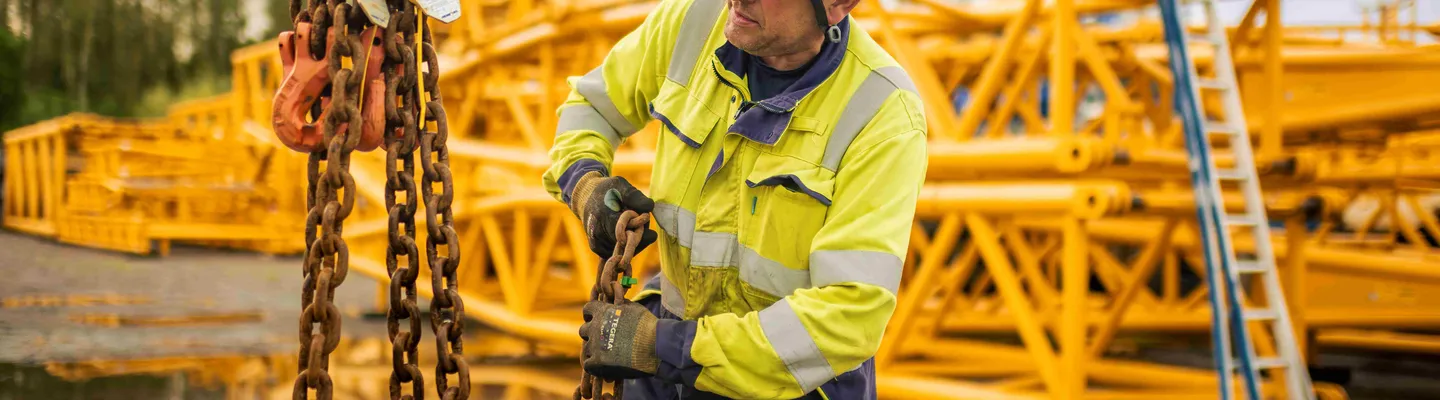 Sarens employee working beside a crane hook as part of heavy lifting operations