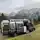 Ein Camping-Van steht in den Bergen