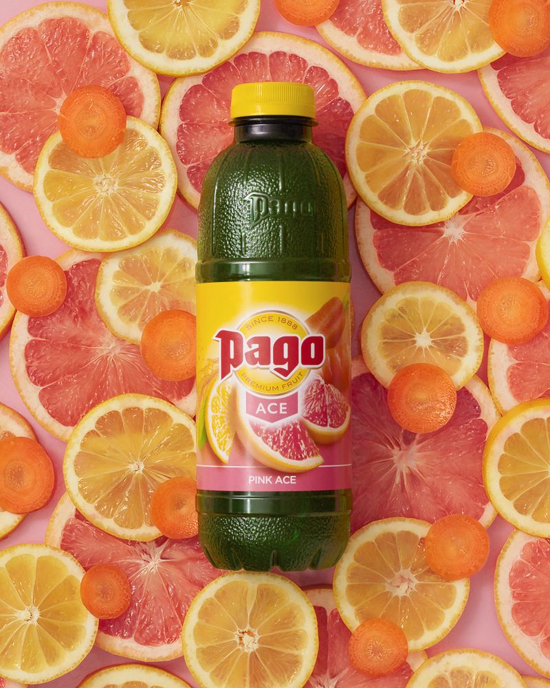 Pago ACE 75CL sur un fond de citron, pamplemousse et carotte.