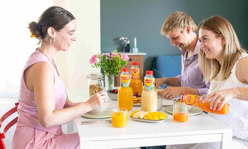Frühstücksszene mit 3 Personen, 4 granini Säften