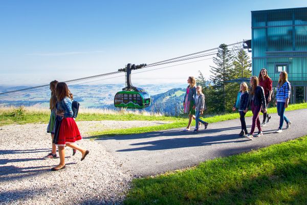 Eine Gruppe von Schüler mit der Bergbahn Grünberg im Hintergrund