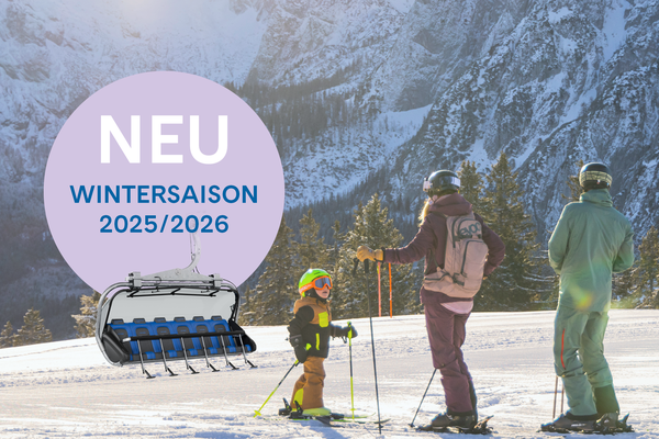 Skifahrer auf einer verschneiten Piste mit Bergen im Hintergrund. Der Text lautet „NEU Wintersaison 2025/2026” mit einem Bild eines Sessellifts.