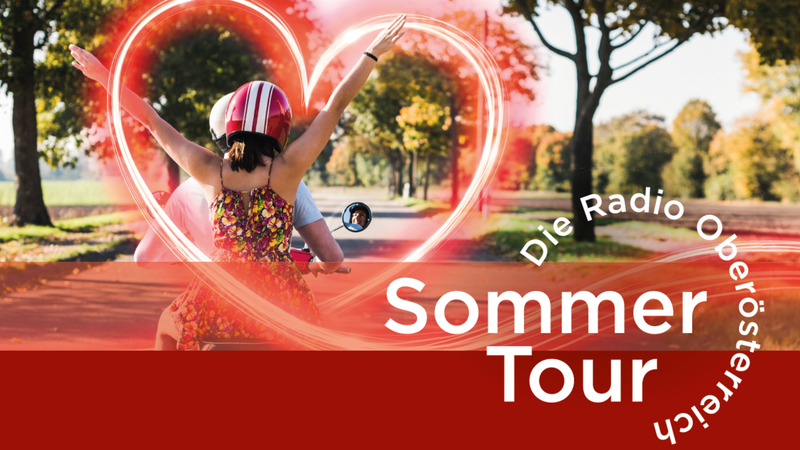 Zwei Personen auf einem Motorrad, die hintere davon mit erhobenen Armen fahren auf einer Straße mit Wald und Wiesen im Hintergrund. Das Bild wirbt mit Logo und Infos für die Sommertournee von ORF Radio OÖ mit Live-Shows und Meet & Greet-Sessions.