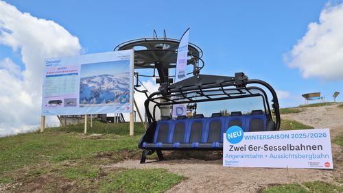 Ein neuer blauer Sechser-Sessellift steht im Freien und kündigt seine Eröffnung für die Wintersaison 2025/2026 an.