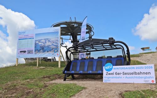 Ein neuer blauer Sechser-Sessellift steht im Freien und kündigt seine Eröffnung für die Wintersaison 2025/2026 an.