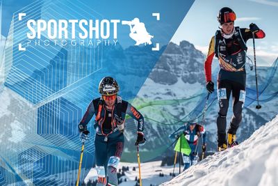 Drei Skitourengeher in Rennkleidung touren einen verschneiten Berghang hinauf, vor einem bergigen Hintergrund und dem Logo „Sportshot Photography“ in der Ecke.
