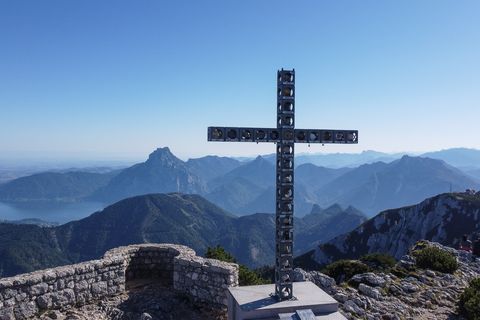 Europakreuz am Feuerkogel mit Blick auf den Traunsee, den markanten Traunstein und die umliegende Berglandschaft.