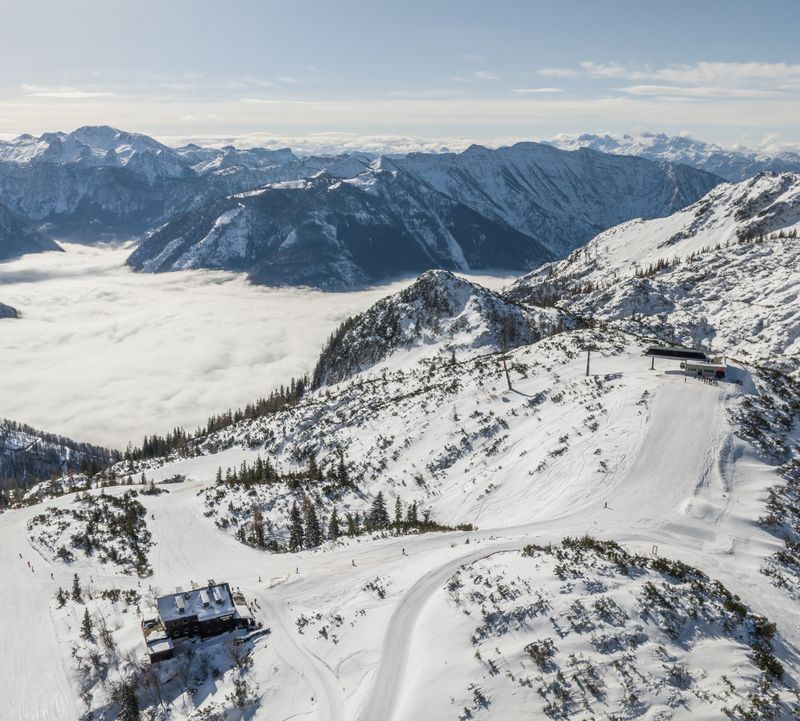 Winterlandschaft am Feuerkogel mit Skipiste, Gsoll-Bergstation und Hütte