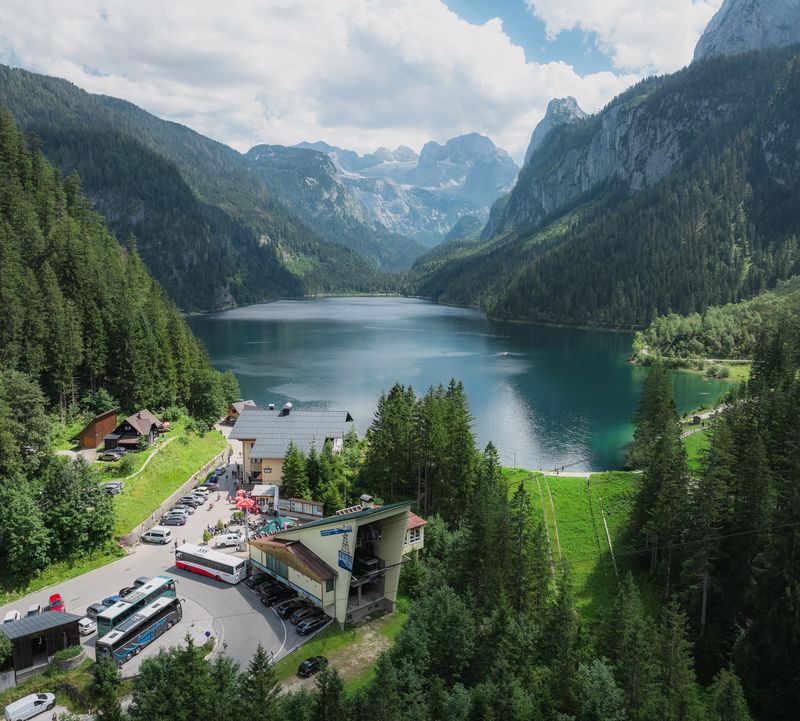 Die Talstation der Gosaukammbahn in der Nähe des Ufers des Gosausees mit Dachstein.