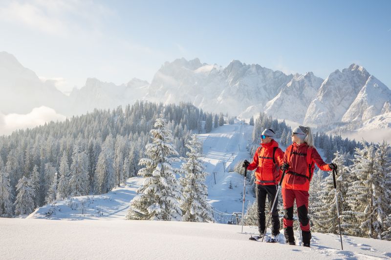 Zwei Skitouren-Geher genießen die Winterlandschaft in Dachstein West