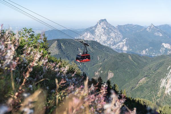 Bergbahn Feuerkogel im Sommer mit Traunstein im Hintergrund