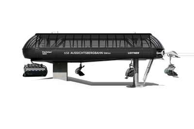 Eine moderne schwarze Skiliftgondel mit transparenten Fenstern, beschriftet mit „Aussichtsbergbahn 1558 m“ und „Leitner“, isoliert auf weißem Hintergrund.