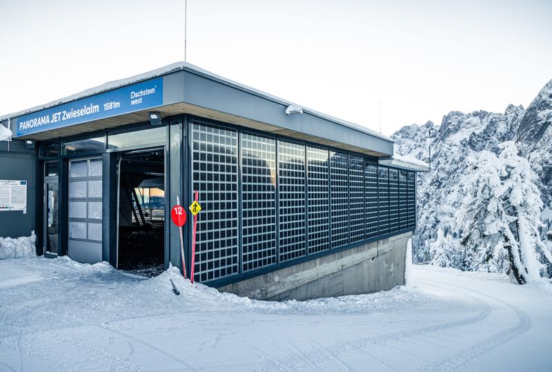 Bergstation Panorama Jet Zwieselalm mit Photovoltaik-Module auf der Mauer