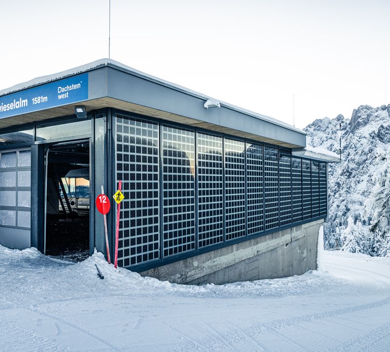 Bergstation Panorama Jet Zwieselalm mit Photovoltaik-Module auf der Mauer