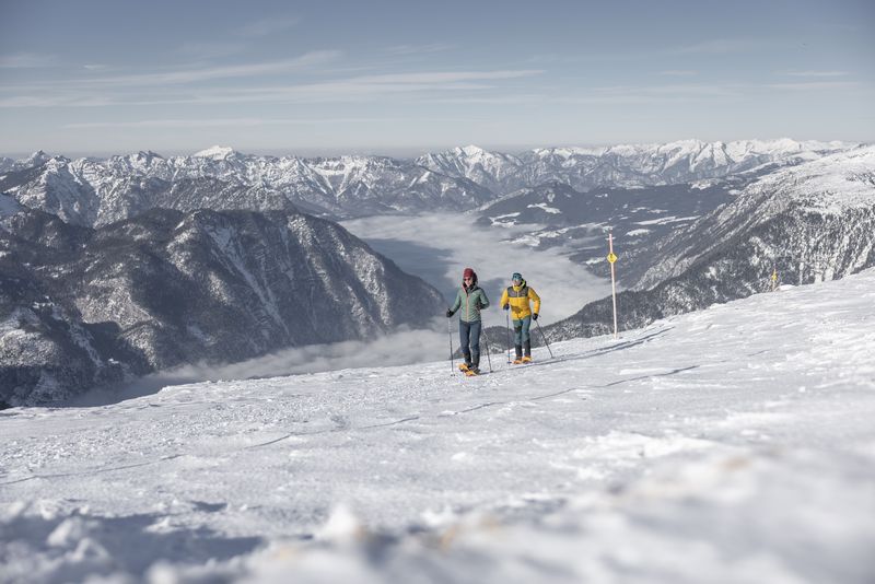 Schneeschuhwandern am Dachstein Krippenstein mit Nebelmeer im Hintergrund