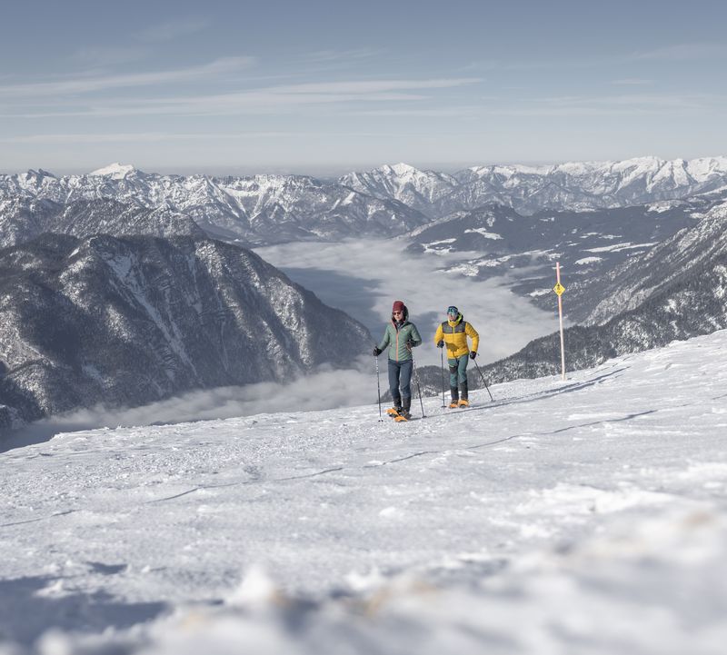 Snowshoe hiking on the Dachstein Krippenstein with a sea of ​​fog in the background