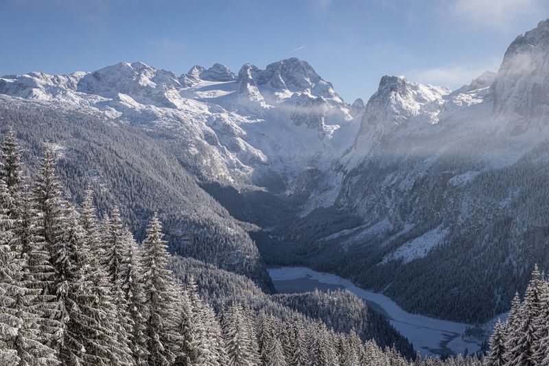 Blick auf Gletscher und Gosausee im Winter