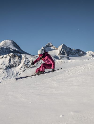 Schifahrerin auf der Piste am Dachstein Krippenstein