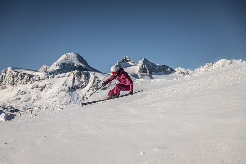 Schifahrerin auf der Piste am Dachstein Krippenstein