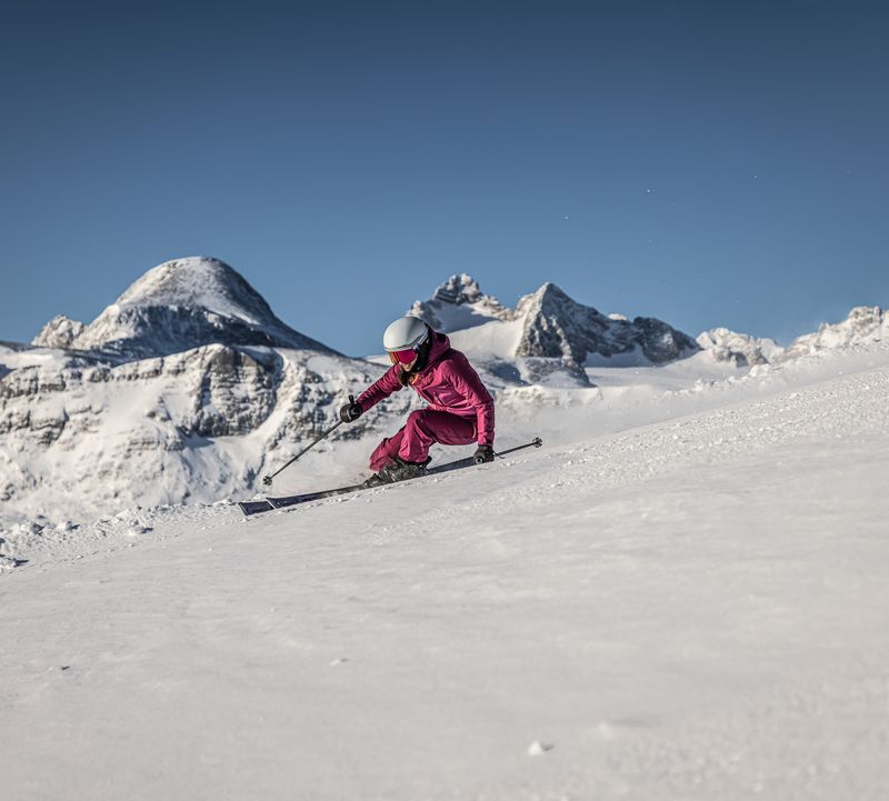 Schifahrerin auf der Piste am Dachstein Krippenstein