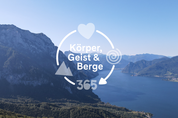 Ein Blick auf einen See und Berge, ergänzt durch eine Grafik mit dem Titel „Body, Mind & Mountains 365“ und Symbolen für Herz, Verstand und Berge.
