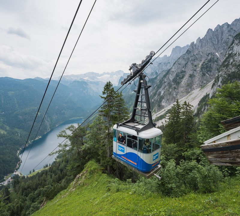 Gosaukammbahn vor der Bergstationeinfahrt, mit malerischer Aussicht auf Dachstein, Gosaukamm und Gosausee.