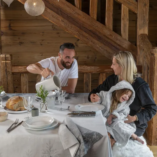 Une jolie nappe pour Noël : réussir la décoration de sa table