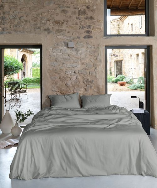 Parure de lit en soie ou en satin : que choisir ?