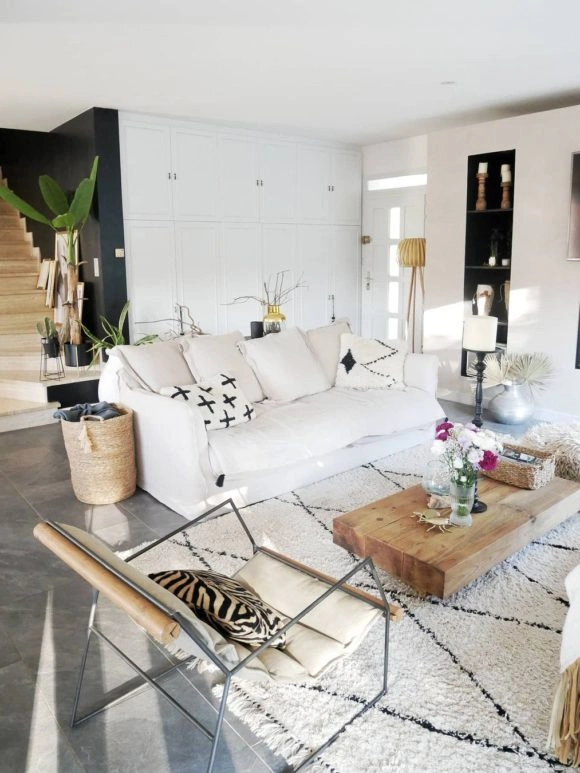 Un salon avec des tapis