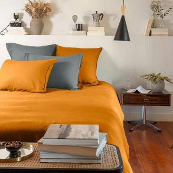 Une housse de couette avec des coussins