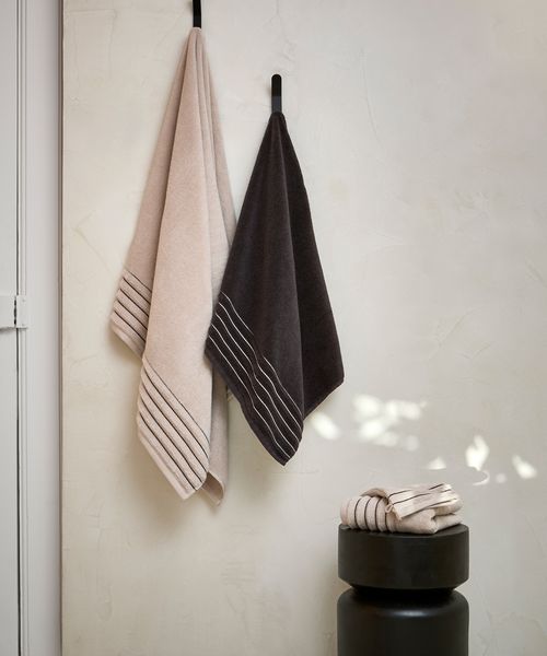 Du linge de bain uni pour une salle de bain minimaliste