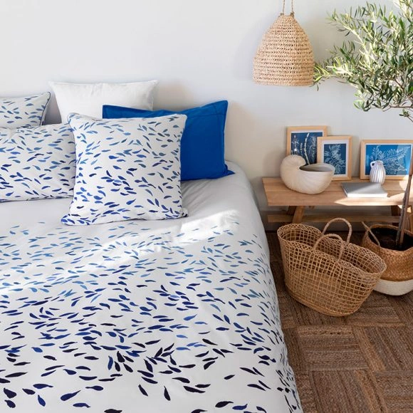 Une chambre avec de la décoration en bois naturel