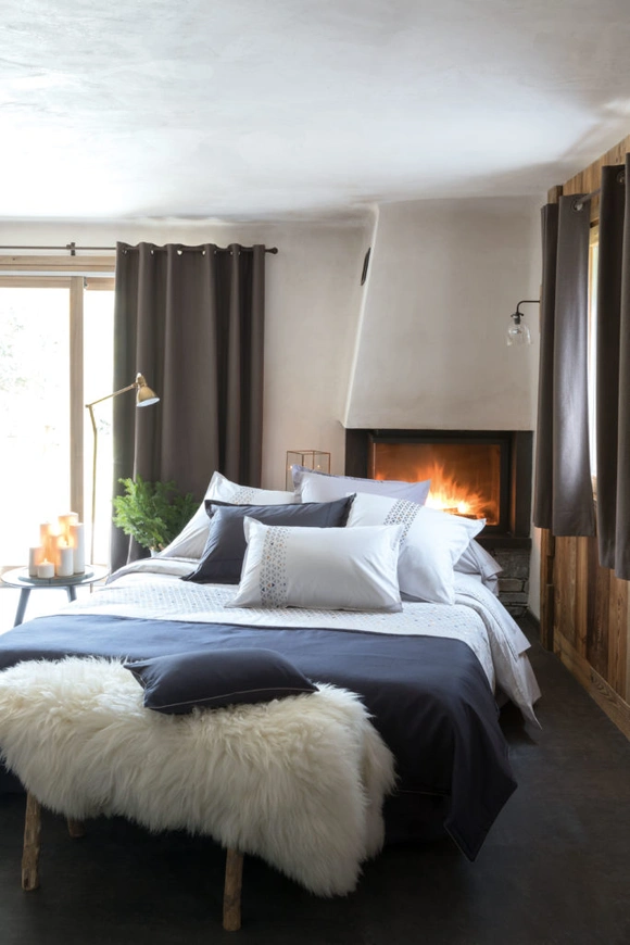 Une chambre avec un plaid en fausse fourrure