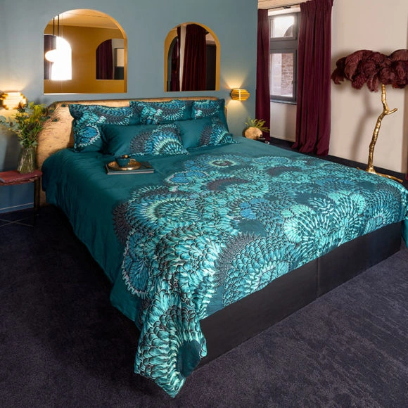 Une chambre avec une housse de couette verte