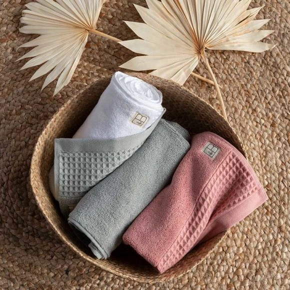 Des draps de bain dans un panier