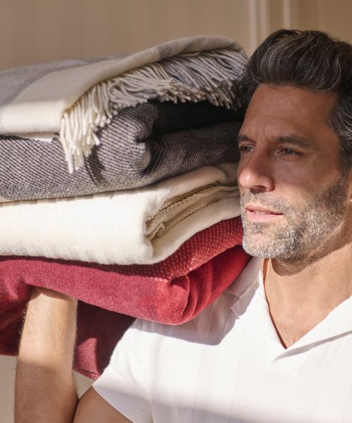 Chambre ou salon : comment intégrer un plaid dans votre déco ?